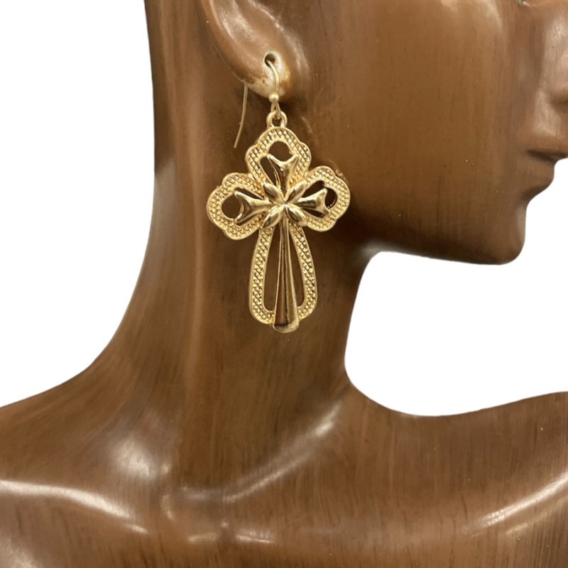 HE3529 GOTHIC CROSS HAMMERED EARRINGS