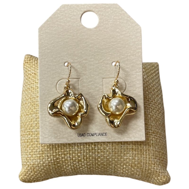 HE4295 CENTERED PEARL FLOWER POST EARRINGS