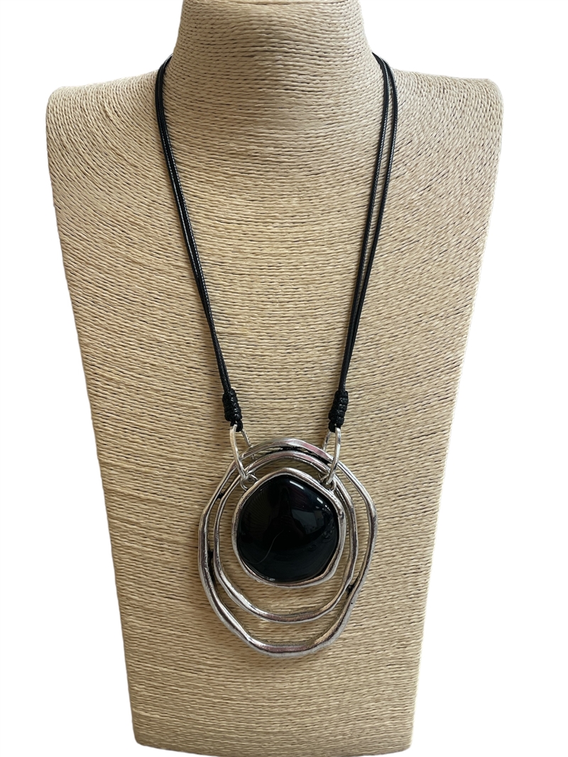 HEN2002B  HAMMERED CIRCLE BLACK  STONE IN CENTER NECKLACE