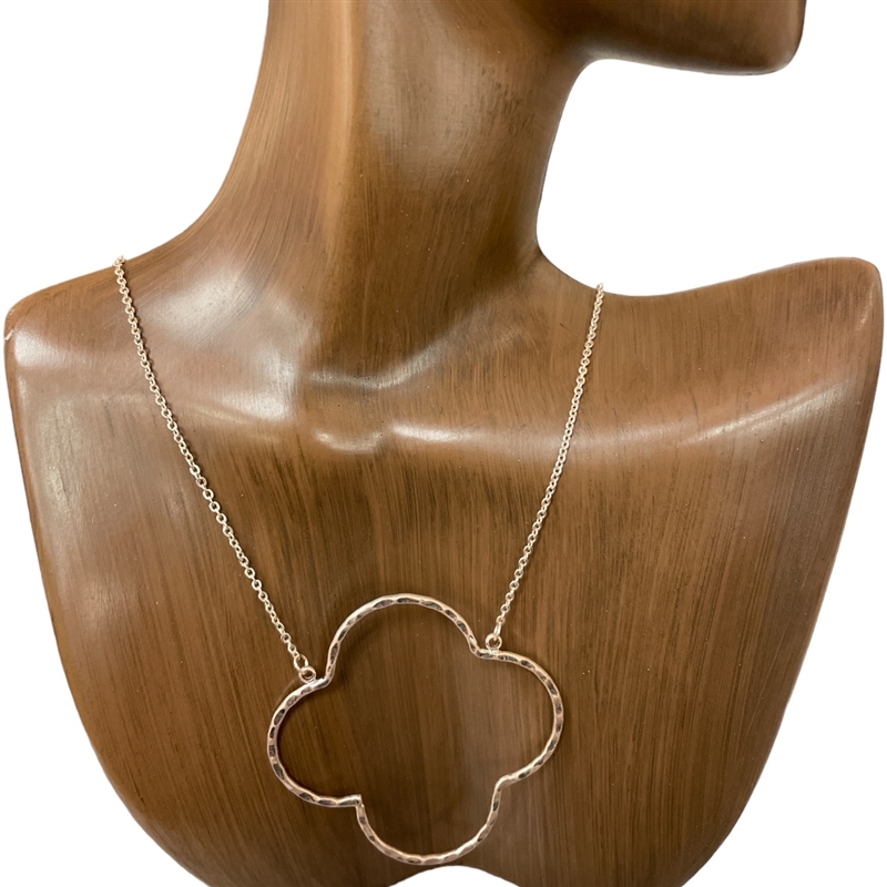 HN4501 HAMMERED OPEN CLOVER SHORT NECKLACE