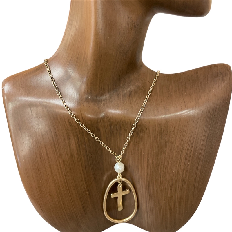 HN4670 FRESH WATER PEARL MATTE CROSS  SHORT NECKLACE