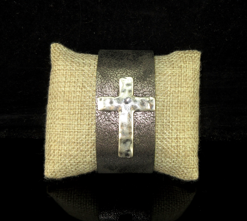 HSC01 HAMMERED SILVER CROSS THICK LEATHER BRACELET