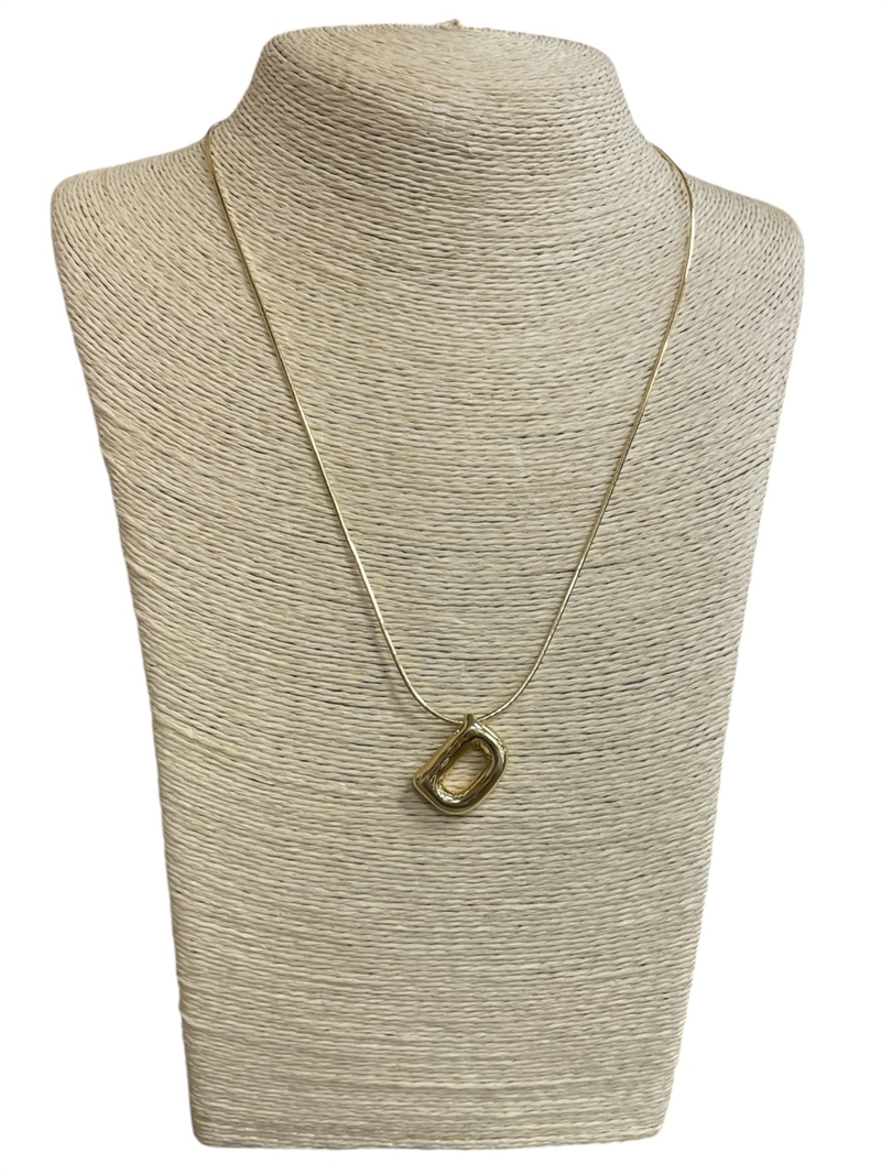 IN4D "D" SHINY NECKLACE PENDANT
