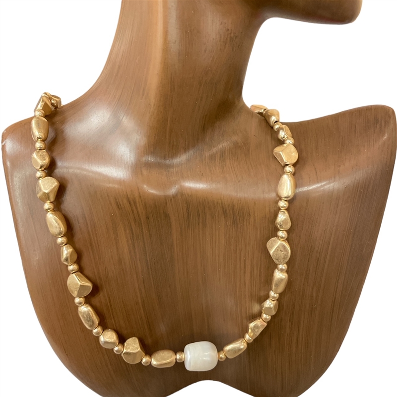 JN0597 HAMMERED BEADED  PEARL IN CENTER NECKLACE