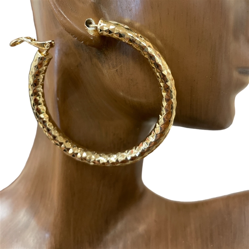 KE8437 BRASS PLATED '' TEXTURE MEDIUM  SIZE HOOP EARRINGS
