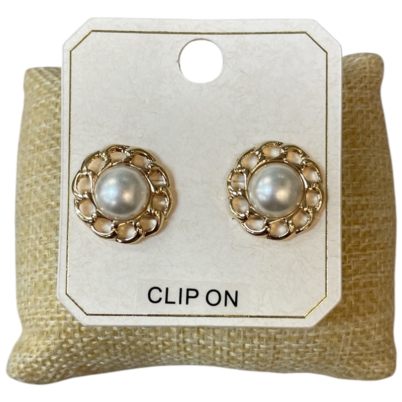 ME21821 GOLD PEARL CENTER CLIP ON EARRINGS