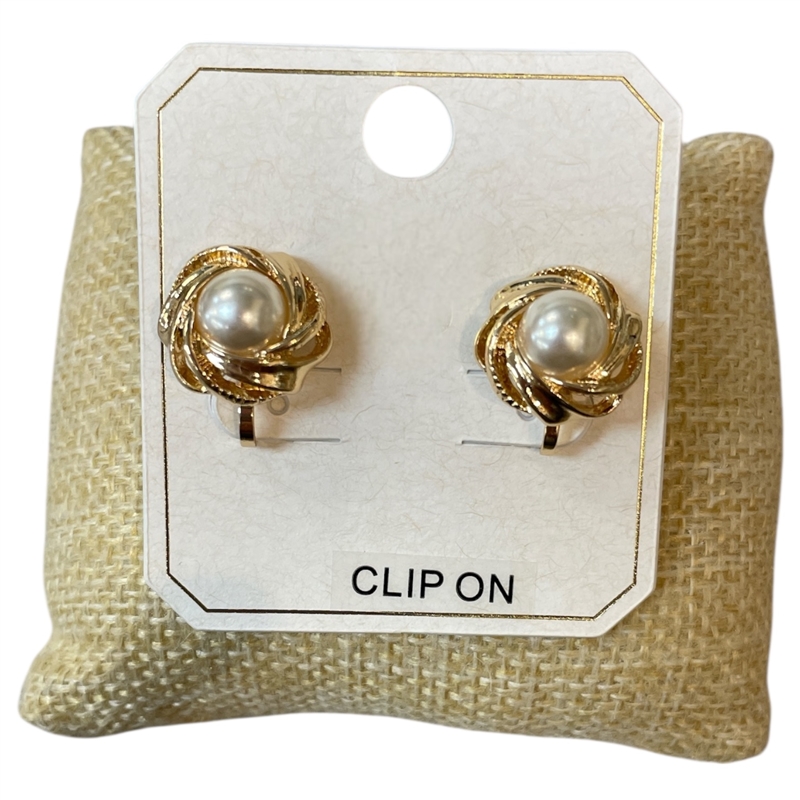 ME21822 PEARL CENTER FLOWER CLIP ON EARRINGS