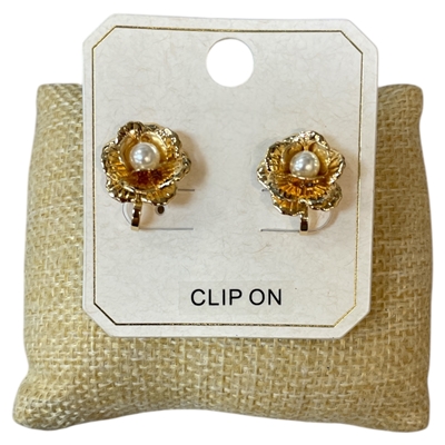 ME21839 SMALL ROSE PEARL CENTER CLIP ON EARRINGS