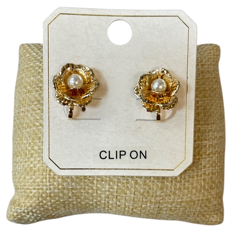 ME21839 SMALL ROSE PEARL CENTER CLIP ON EARRINGS