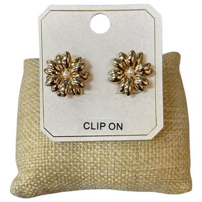 ME21852 PEARL CENTER FLOWER CLIP ON EARRINGS