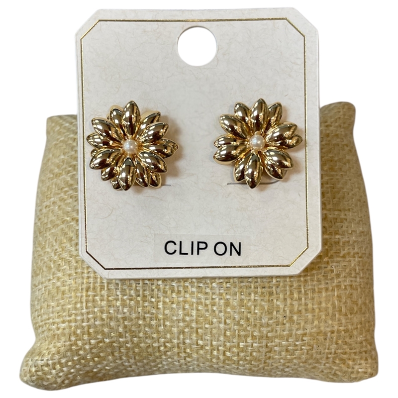 ME21852 PEARL CENTER FLOWER CLIP ON EARRINGS