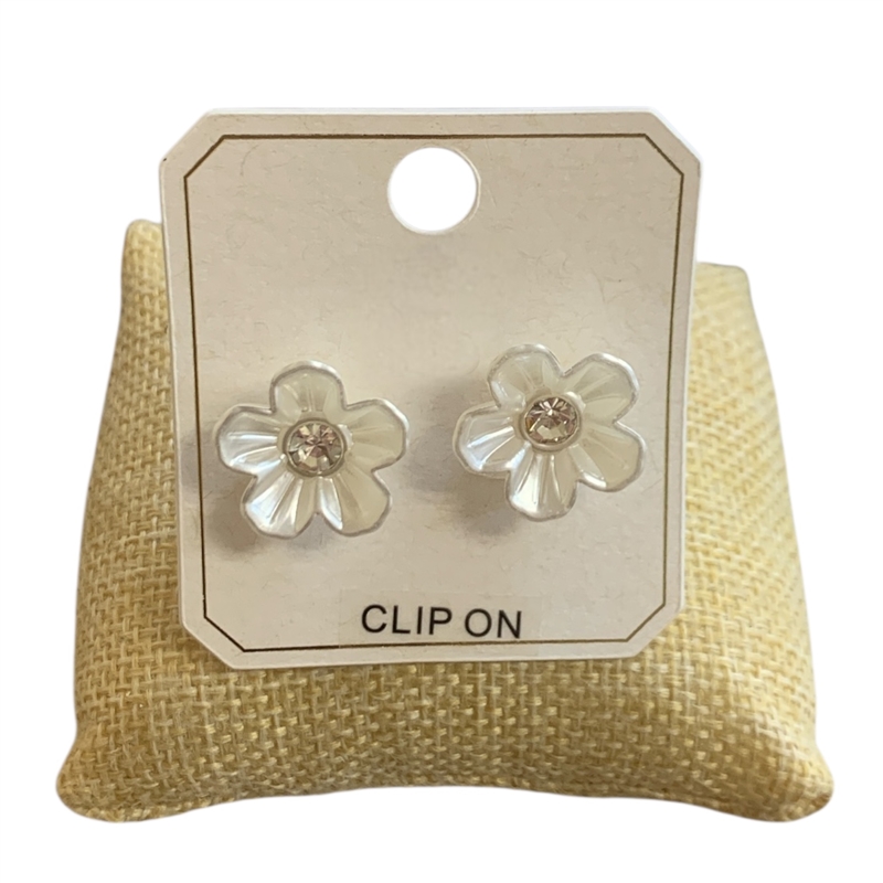 ME21916 PEARL FLOWER RHINESTONE IN CENTER CLIP ON EARRINGS