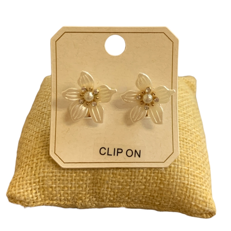 ME21918 FLOWER PEARL CLIP ON EARRINGS
