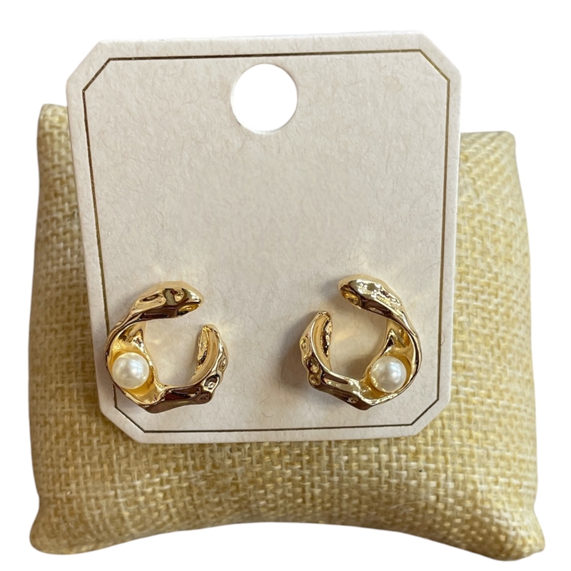 ME21921 HAMMERED PEARL IN CENTER STUD EARRINGS