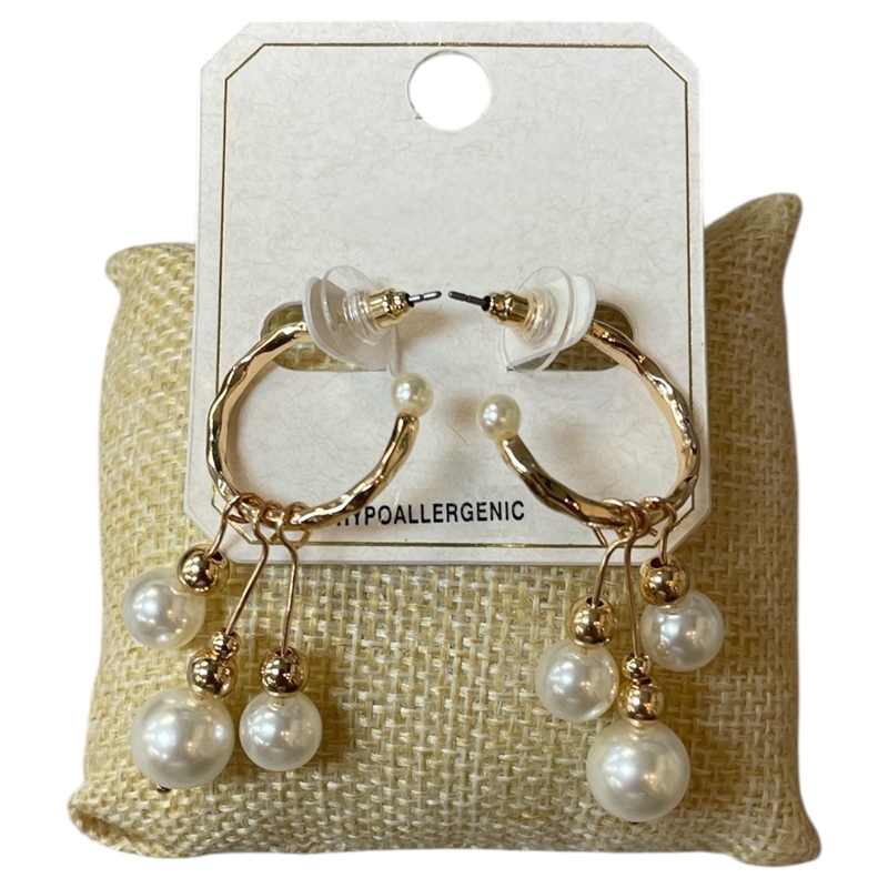 ME91992 HAMMERED PEARL CLUSTER HOOP EARRINGS