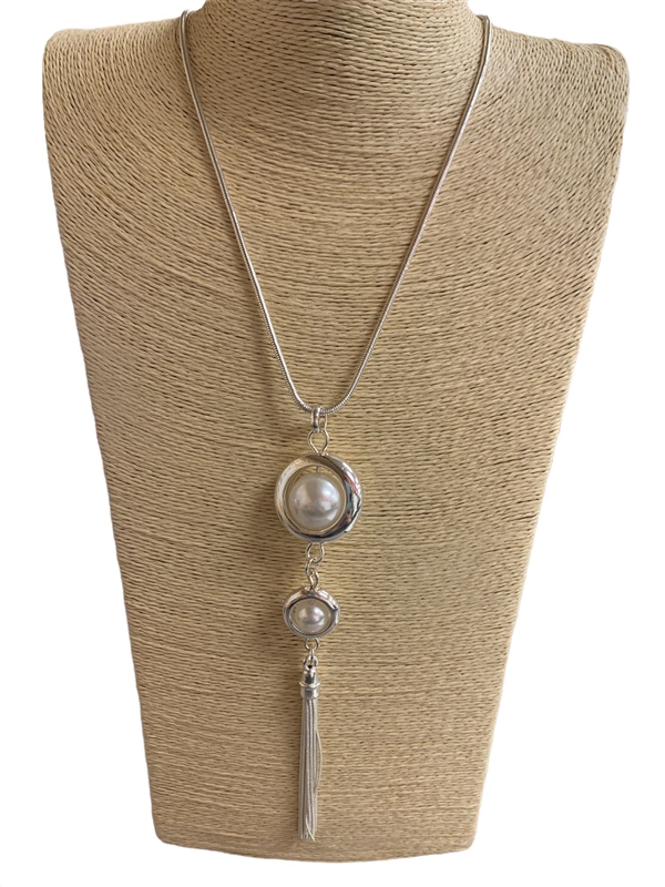 N012678  CIRCLE PEARL IN CENTER SILVER NECKLACE