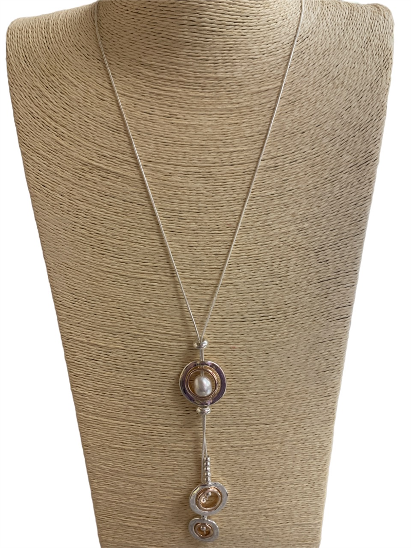 N013434 TWO TONE CIRCLE  PEARL IN CENTER SNAKE CHAIN NECKLACE