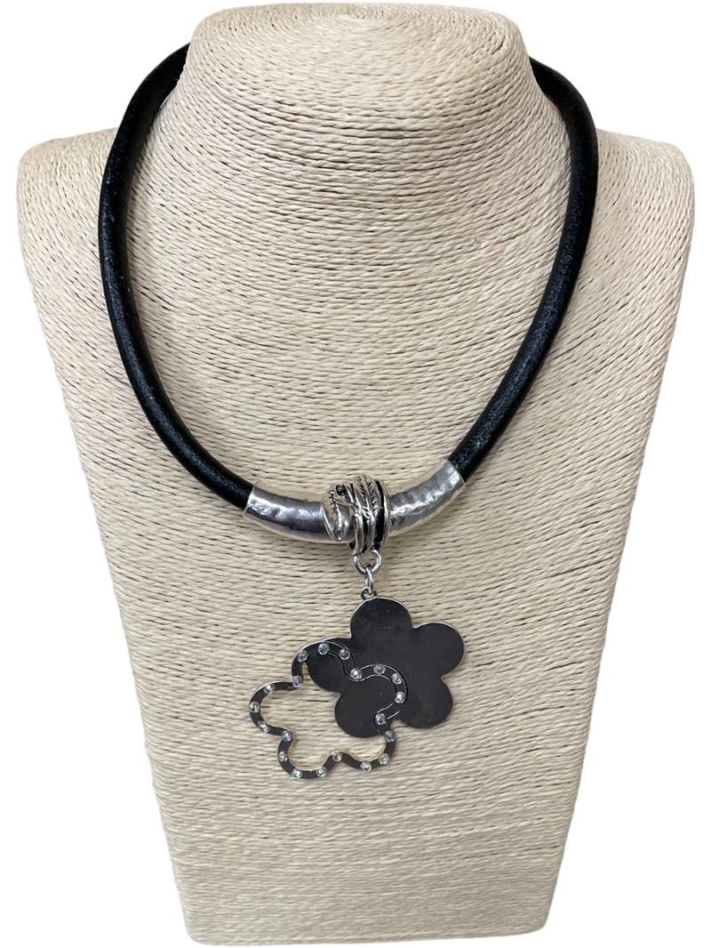 N013464C SILVER DOUBLE CLOVER MAGNETIC SHORT NECKLACE
