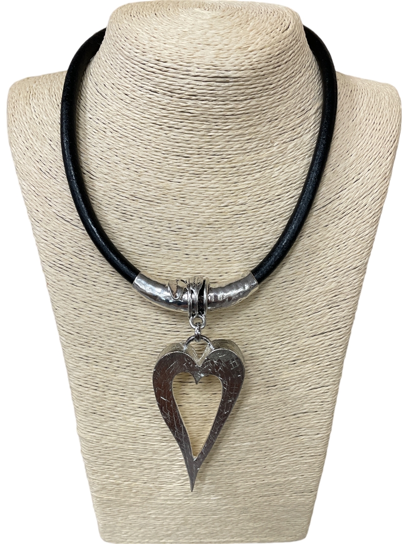 N013464H SILVER HEART MAGNETIC SHORT NECKLACE