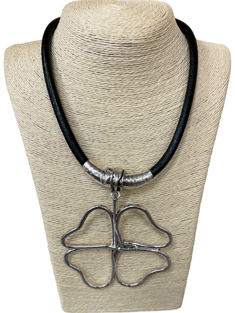 N013468FW  SILVER FLOWER MAGNETIC SHORT NECKLACE