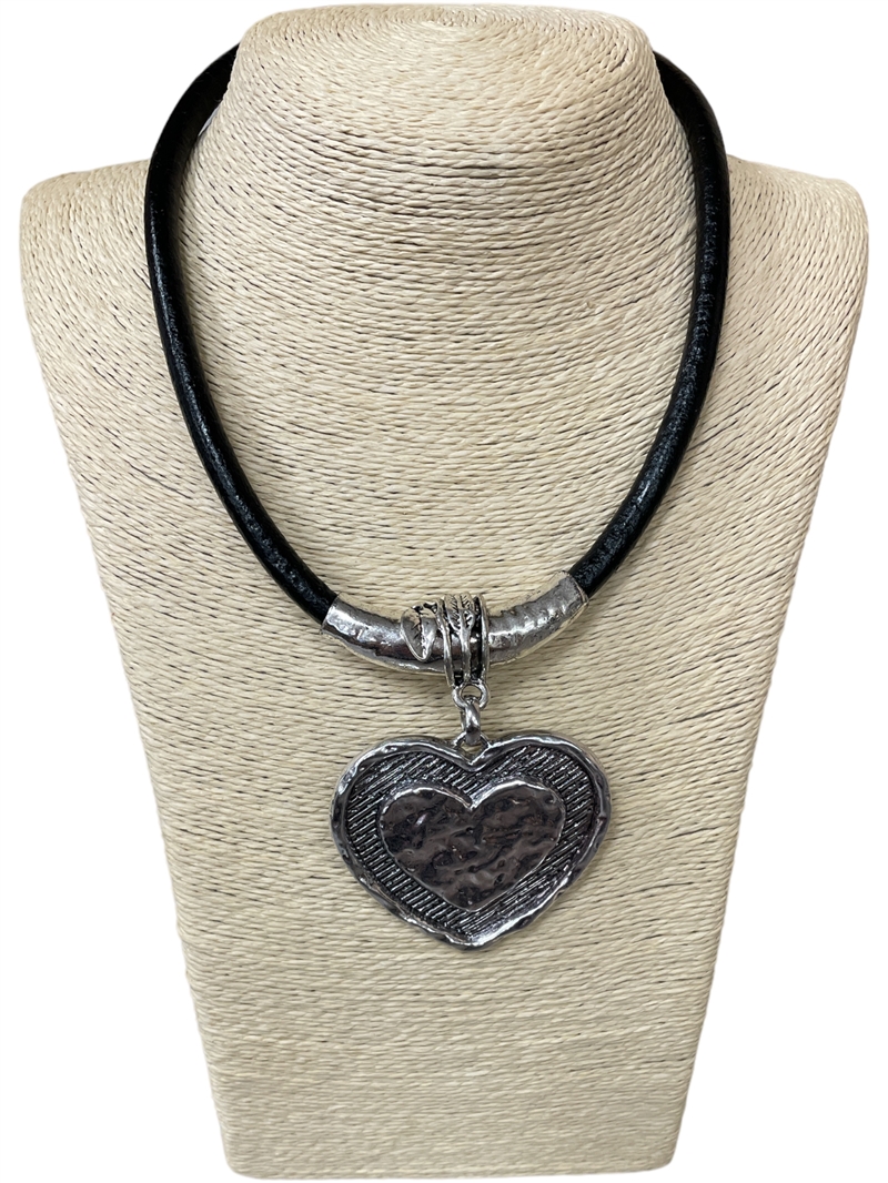 N013468HT  SILVER HEART MAGNETIC SHORT NECKLACE