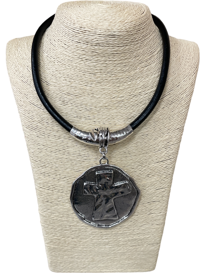 N013480 SILVER CROOS MAGNETIC SHORT NECKLACE