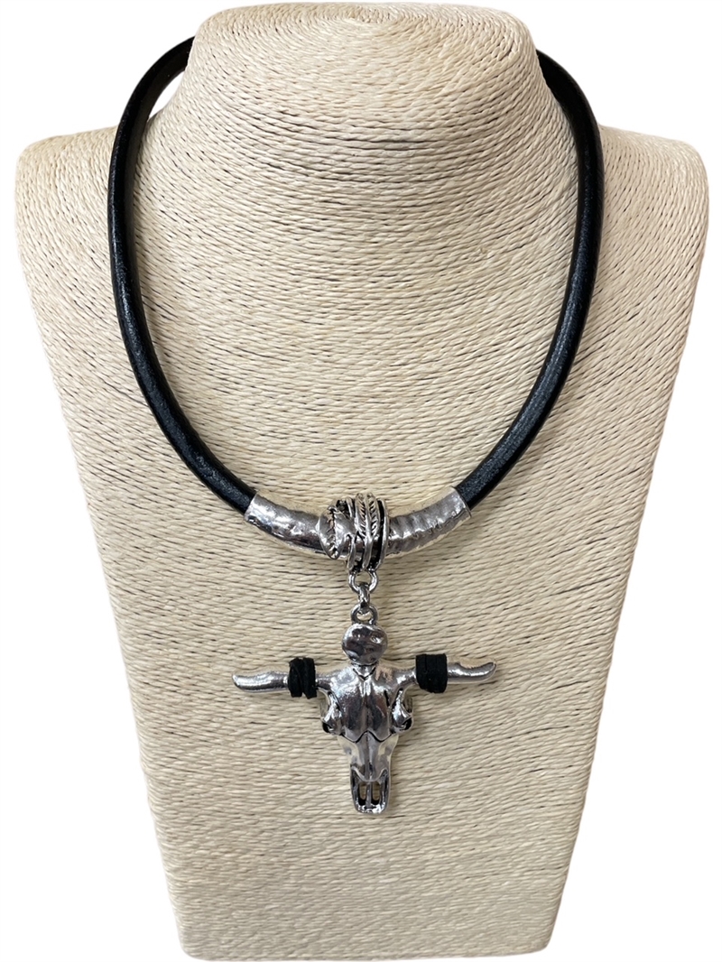 N134 76 COW HEAD MAGNETIC SHORT NECKLACE