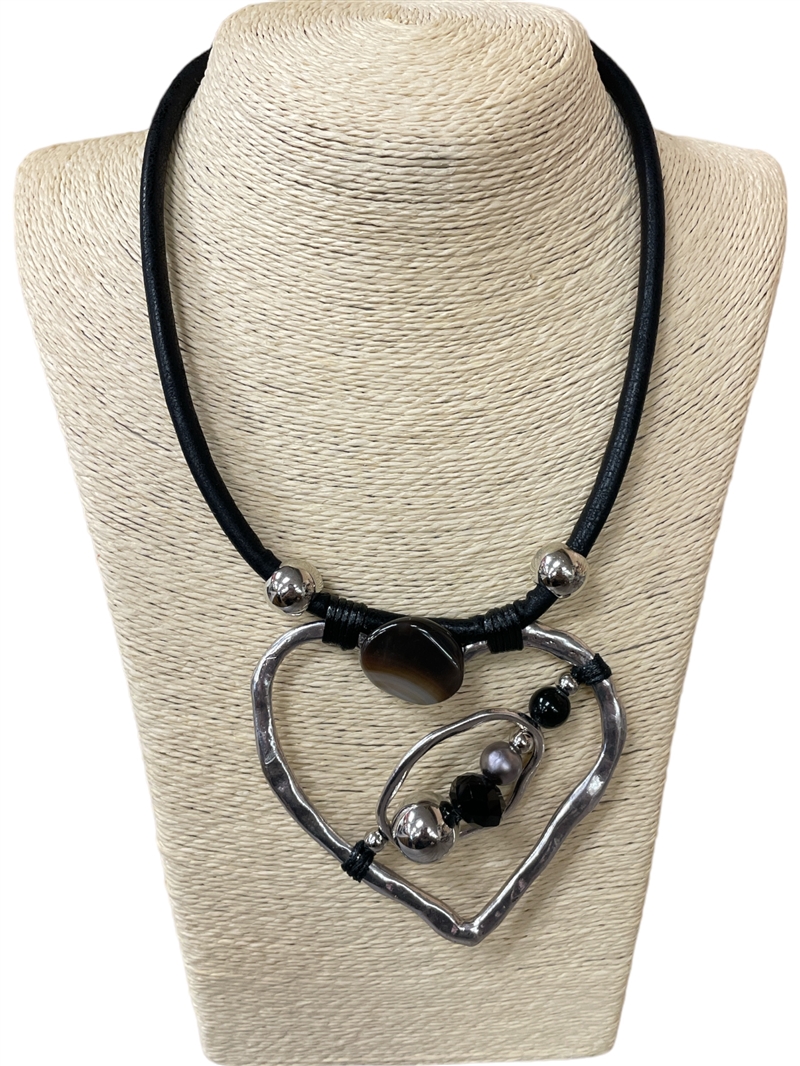 N20663 HEART STONE IN CENTER SHORT NECKLACE