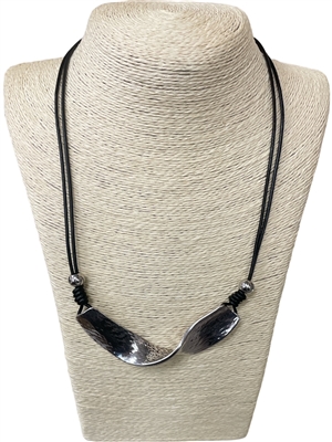 N21606 TWISTED BAR SHORT  NECKLACE