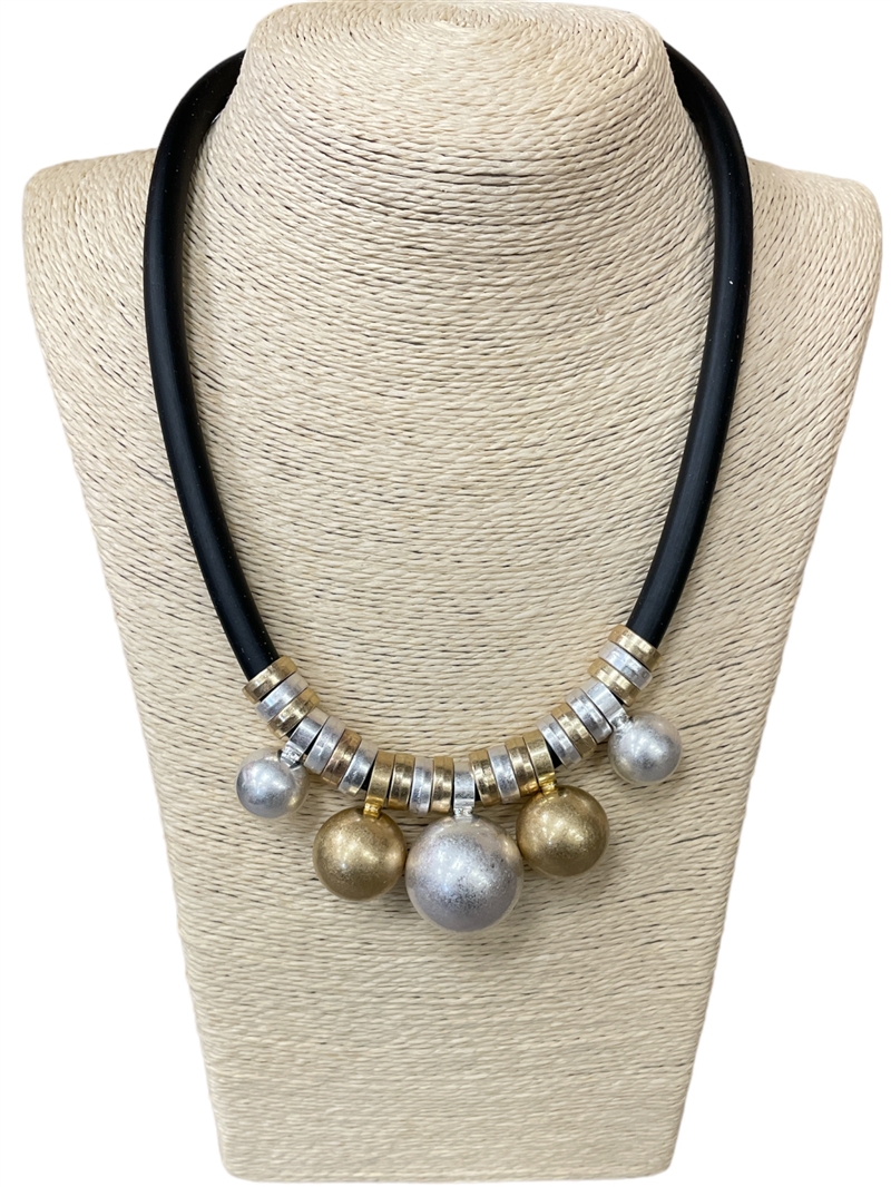 NP0010 BALL AND RINGS SILICONE CORD SHORT NECKLACE