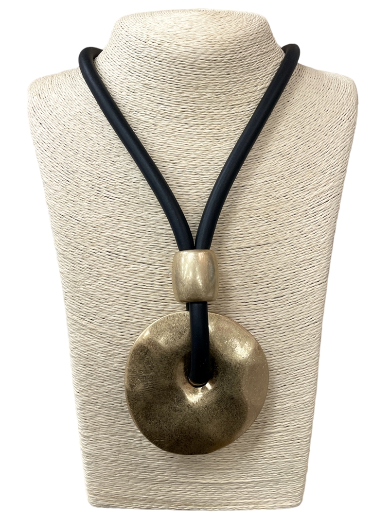NP0091  HAMMERED CIRCLE  SILICONE CORD SHORT NECKLACE