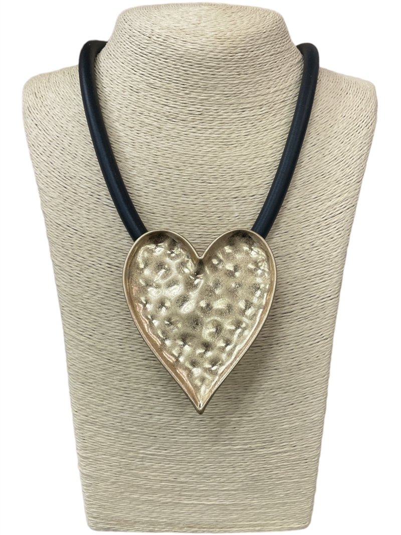 NP0133  HAMMERED HEART SILICONE CORD SHORT NECKLACE