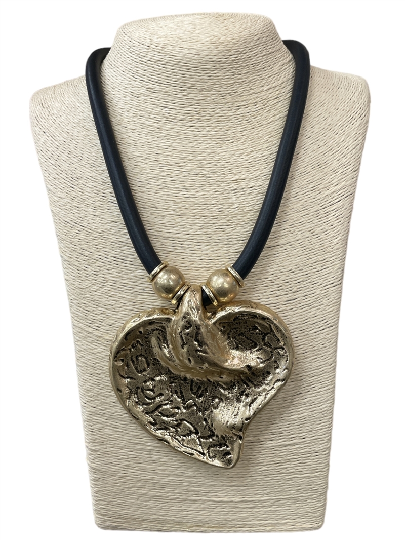 NP0150  HAMMERED HEART SILICONE CORD SHORT NECKLACE