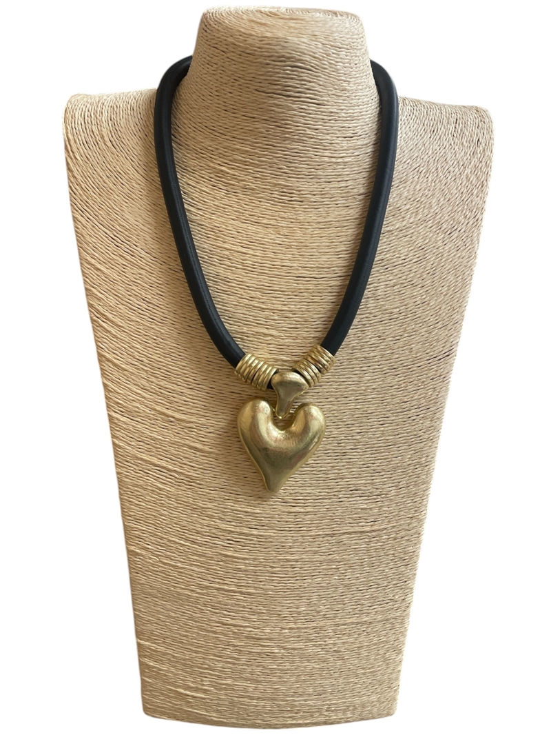 NPO225  GOLD  HEART SHORT NECKLACE