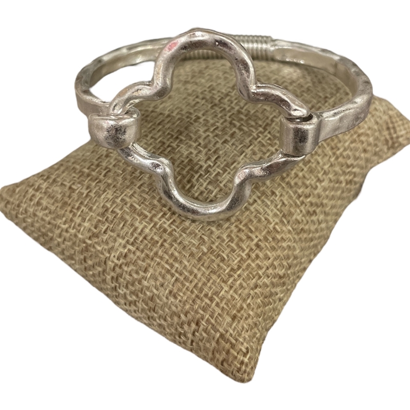 QB168   HAMMERED   FLOWER  BRACELET