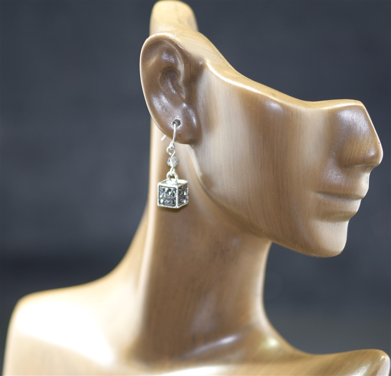 QE-3582 HAMMERED SMALL CUBE EARRINGS