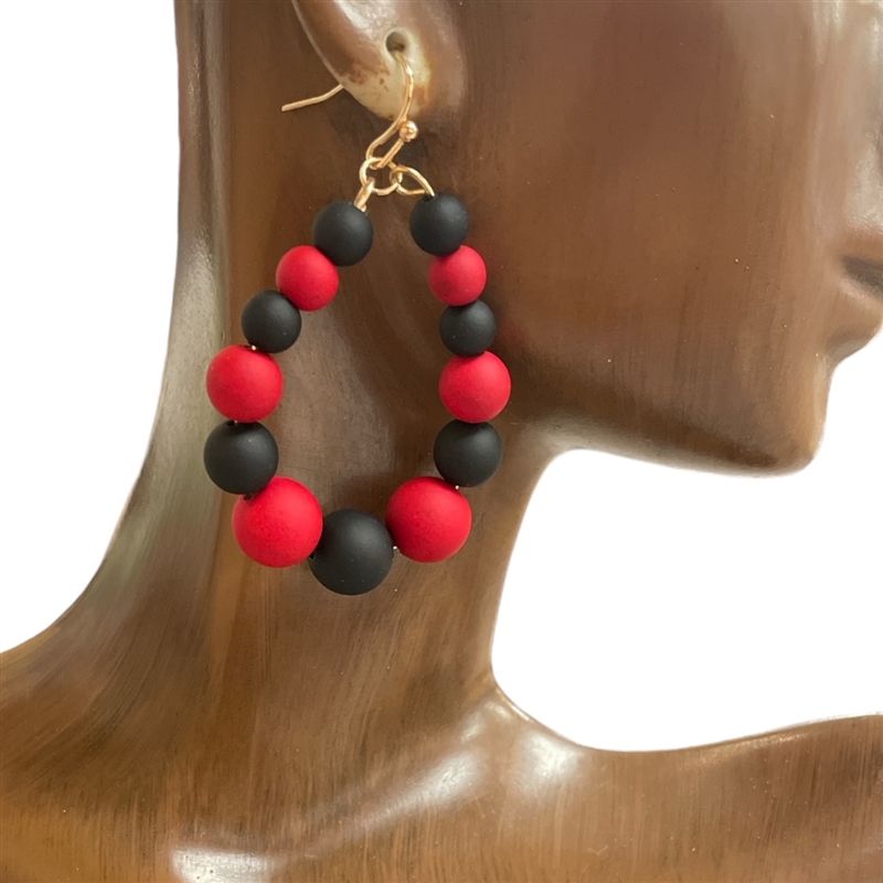 QE2423RBL RED AND BLACK OVAL BEADED HOOP EARRINGS