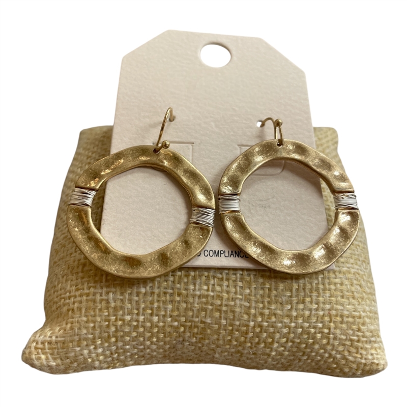 QE2683 TWO TONED HAMMERED POST EARRINGS