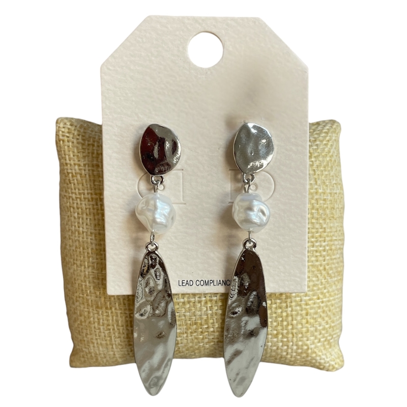 QE2784 SILVER HAMMERED PEARL STUD EARRINGS
