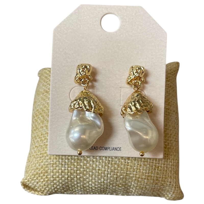 QE2811 HAMMERED GOLD PEARL DROP STUD EARRINGS