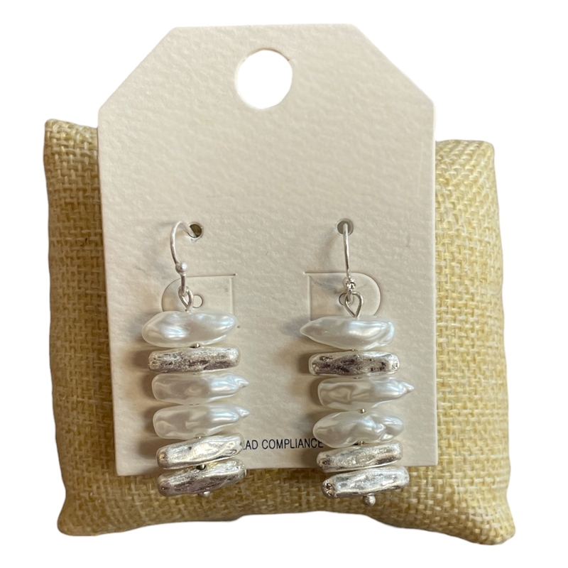 QE2816 HAMMERED DANGLE PEARL EARRINGS