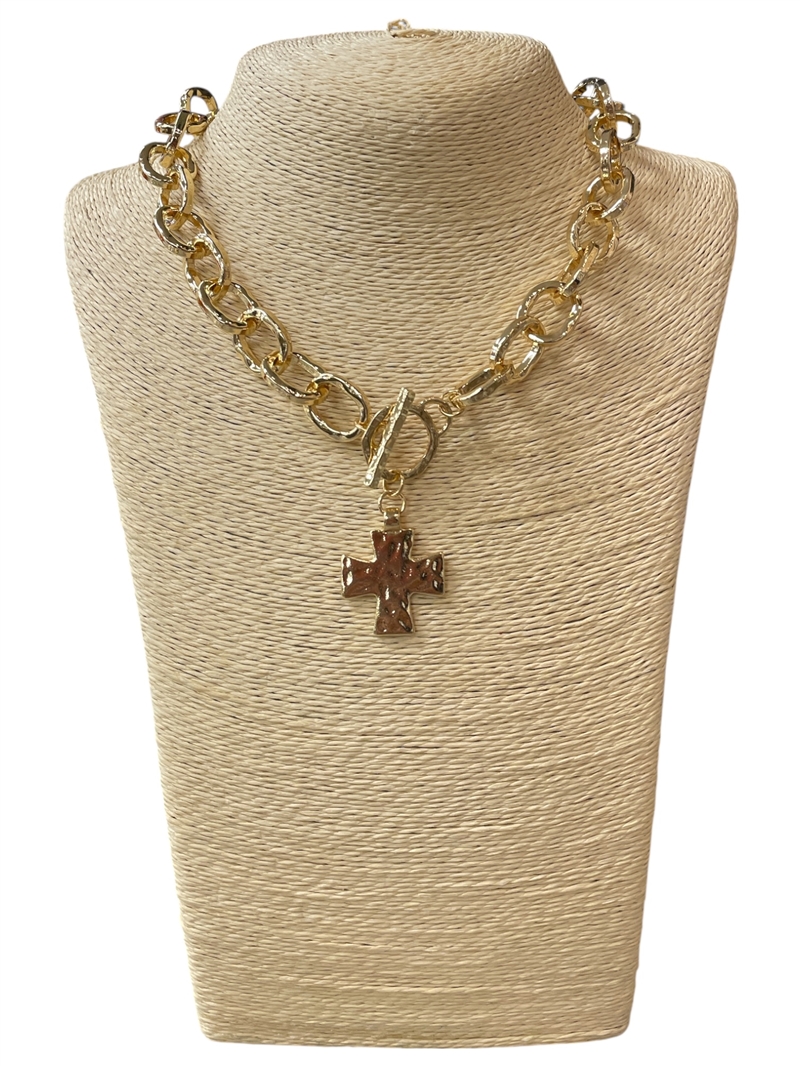 QN4746 SHINY HAMMERED CROSS TOGGLE NECKLACE