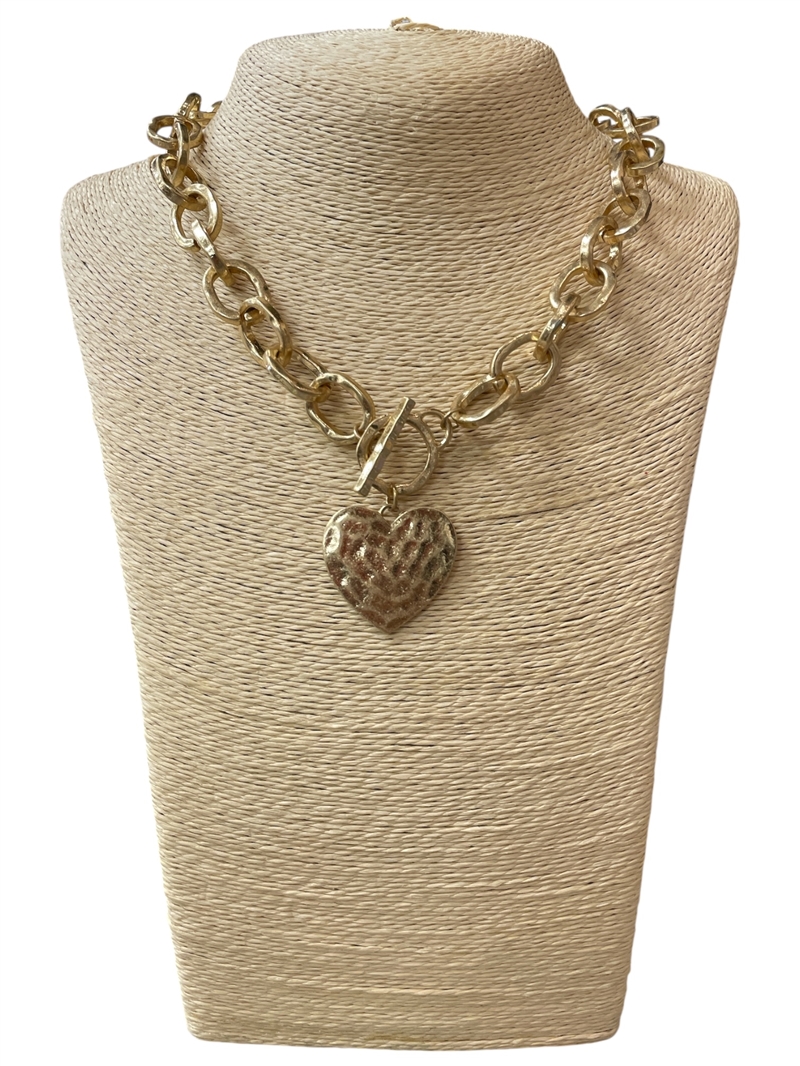 QN4747 MATTE HAMMERED HEART TOGGLE NECKLACE
