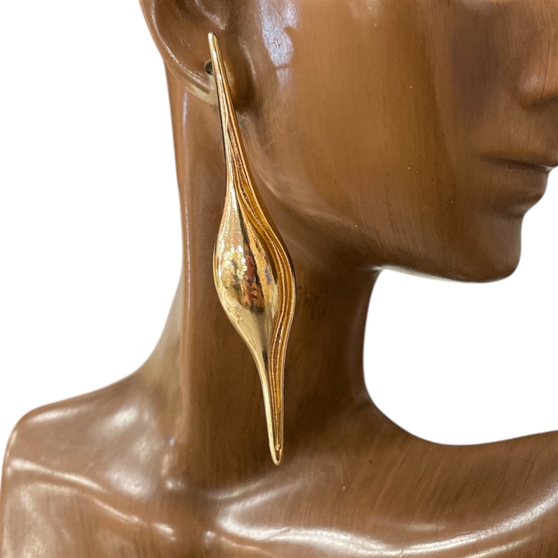 VE1367 LONG SEA SHELL STUD EARRINGS