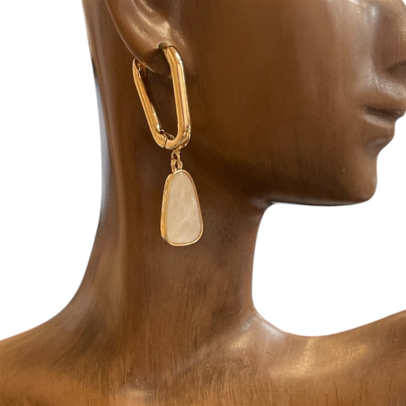 VE1610-1 MOTHER OF PEARL TEARDROP GOLD OVAL HOOP EARRINGS