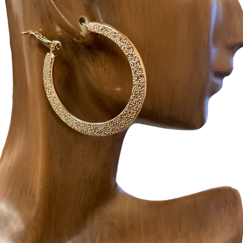 VE3968 TEXTURE MEDIUM HOOP EARRINGS