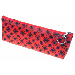 Lenticular Sobre  pencil case with black spinning wheels on red background, animation