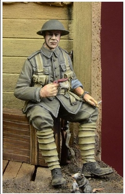 D-Day 35034 - WWI British Infantryman Sitting on a Case