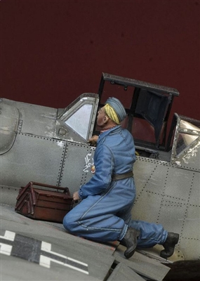 D-Day 35194 - WWII Luftwaffe Mechanic Kneeling on a Wing