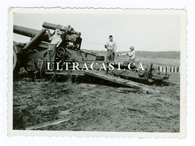 Crewman Preparing to Fire a 21 cm Artillery Gun with Lanyard pulled tight, Original WW2 Photo